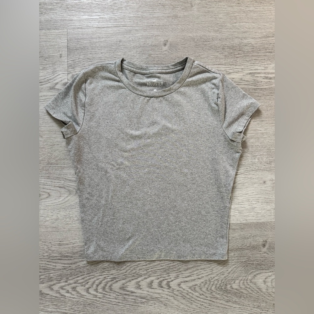 Hollister Women's Classic Gray Tee size small